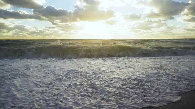 太阳和阳光照亮了风雨交加的海洋视频素材