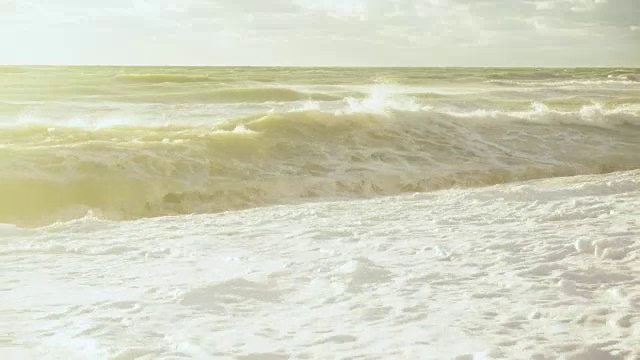 明亮的太阳照亮了暴风雨的波涛视频素材