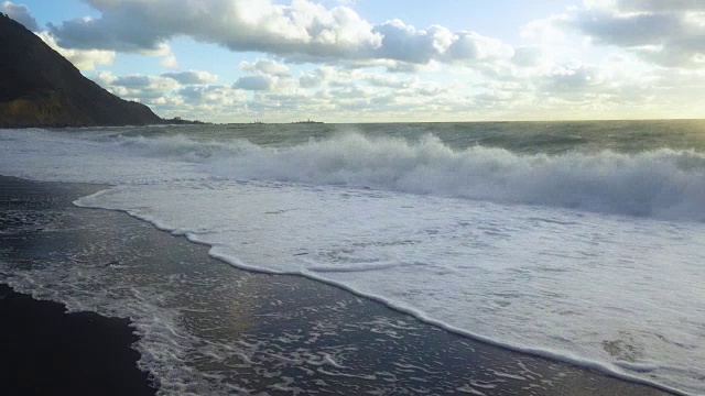 夕阳下的岩石海岸视频素材