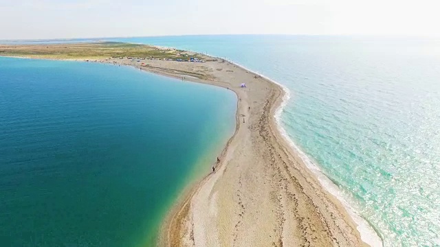 天线:蓝色大海中的沙洲视频素材