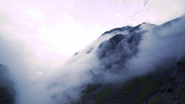 4K山与雾在挪威峡湾与天空，平移左视频下载