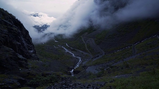 4K山与雾在挪威峡湾与天空，平移下来视频素材