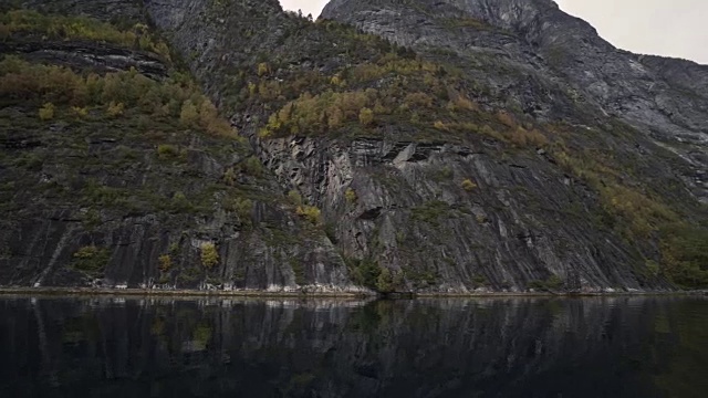 4K挪威峡湾山与水和崖边山，潘右视频素材