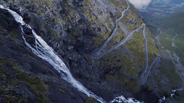 4K Trollstigen路挪威汽车和瀑布鸟瞰图，右下图视频素材