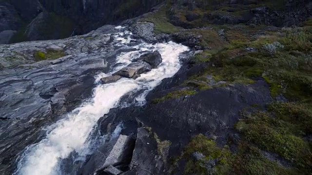 4K视角下的悬崖与瀑布和山与雾和天空视频下载