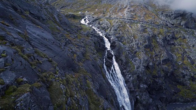 4K Trollstigen路挪威汽车和瀑布鸟瞰图，右下图视频素材