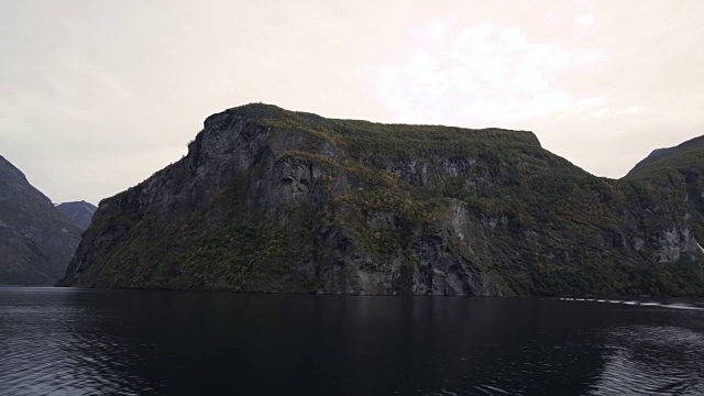 4K挪威峡湾山与水和崖边山，潘左视频素材