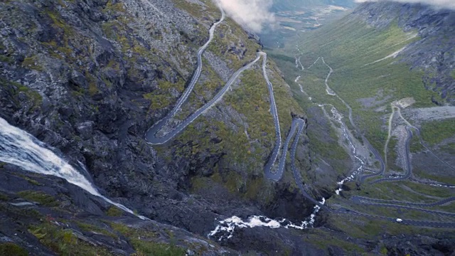 4K Trollstigen路挪威汽车和瀑布鸟瞰图，潘右视频素材