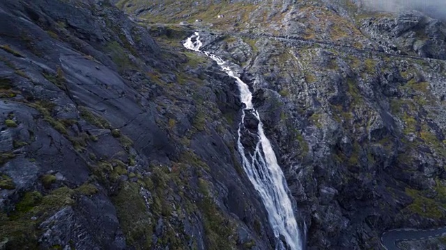 4K Trollstigen路挪威汽车和瀑布鸟瞰图，向上向左倾斜视频素材