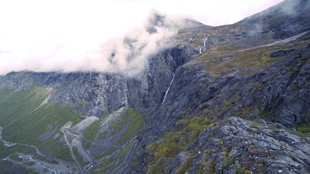 4K Trollstigen路挪威汽车和瀑布从鸟瞰图，倾斜下左视频素材