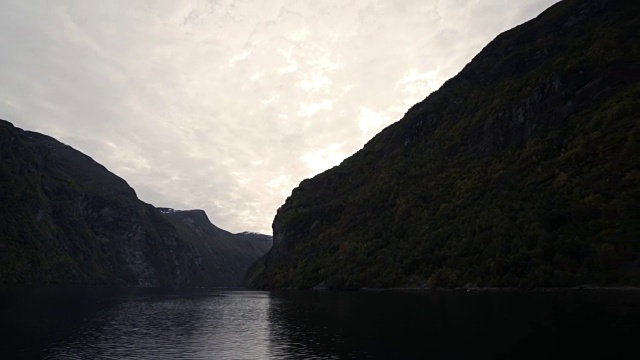 4K挪威峡湾山与水和崖边山，潘向上视频素材