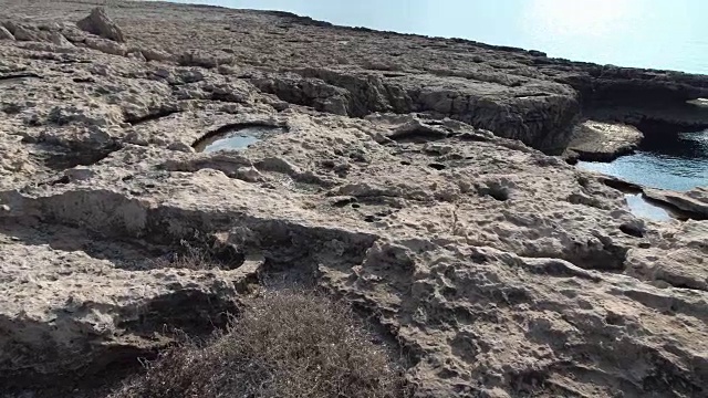 美丽的岩石和绿松石地中海全景，在地标格列科角塞浦路斯。海滨在夏天视频素材