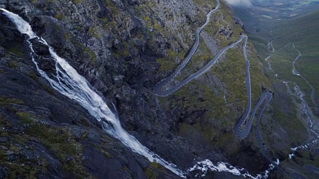 4K Trollstigen路挪威汽车和瀑布鸟瞰图，潘右视频下载