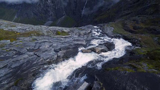 4K视角下的悬崖与瀑布和山与雾和天空视频素材