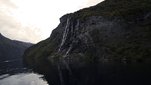 4K挪威峡湾山与水和崖边山视频素材