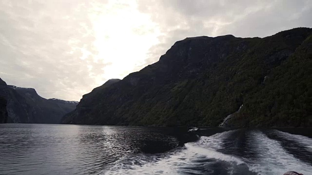 4K水从船尾流过，峡湾和瀑布的视图，Still Shot视频下载