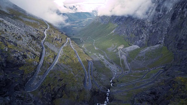 4K Trollstigen路挪威汽车和瀑布鸟瞰图，Pan Down视频素材