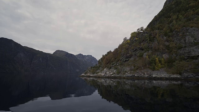 4K挪威峡湾山与水和崖边山视频下载