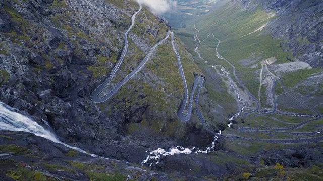 4K Trollstigen路挪威汽车和瀑布鸟瞰图，潘右视频下载