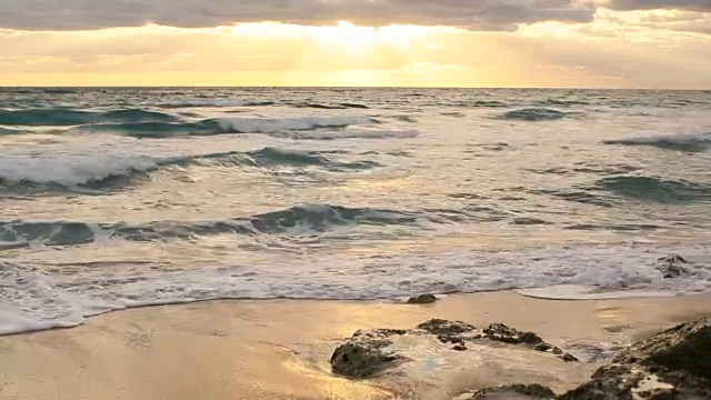 日出时的海滩波浪视频素材