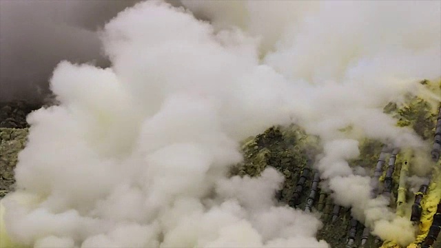 伊真火山，工人们提着装满硫磺的沉重篮子，视频下载