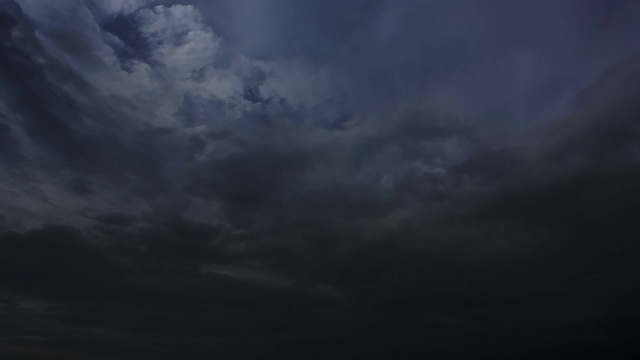 夜间有雷雨云和闪电。4 k间隔拍摄循环。视频素材