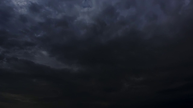 夜间有雷雨云和闪电。4 k间隔拍摄循环。视频素材