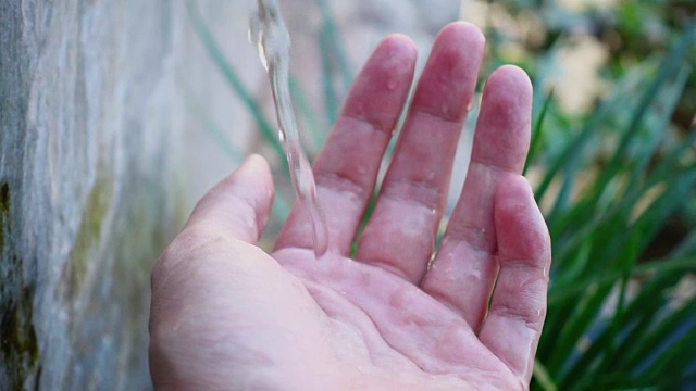 把水倒到手上视频素材