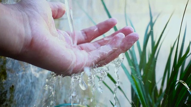 把水倒到手上视频素材