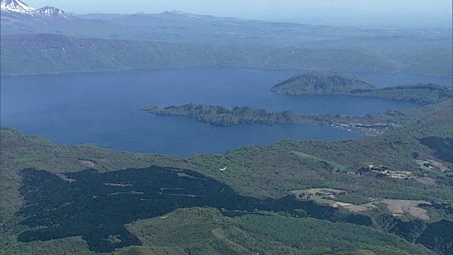 翠绿的湖水包裹着和田湖视频素材