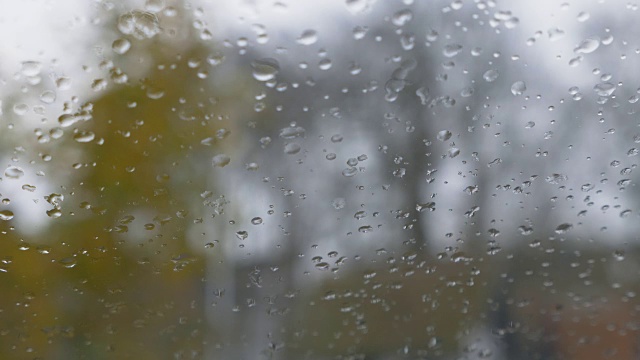 雨滴落在窗户上的特写图像视频素材