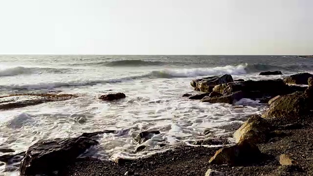 海浪滚向岸边，破裂成泡沫视频素材