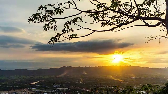 风景大米梯田和村庄在日落与山背景，泰国。时间流逝的视频视频素材