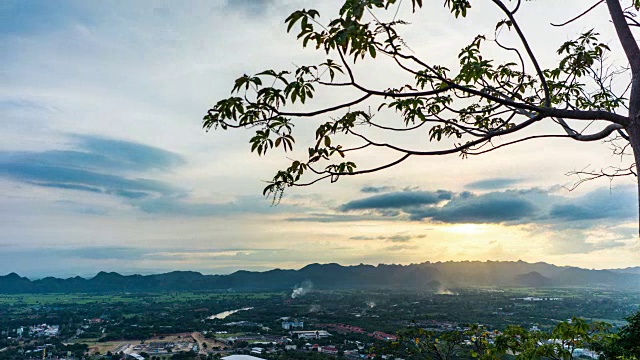 风景大米梯田和村庄在日落与山背景，泰国。时间流逝的视频视频素材