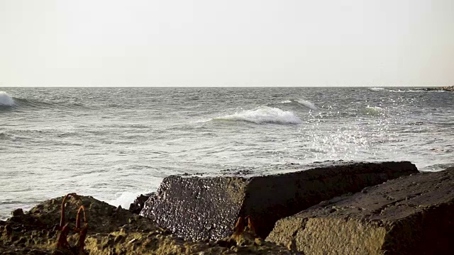 13、慢莫破约混凝土钢筋海浪视频素材