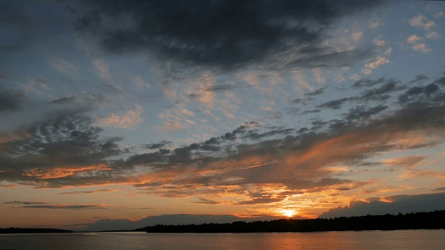 河上金色的夕阳视频素材