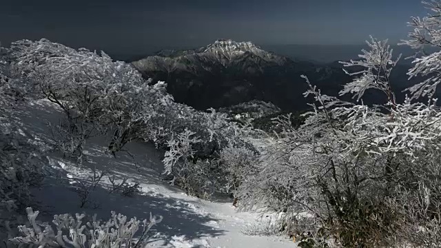 白雪覆盖的石冢山的长镜头。视频素材