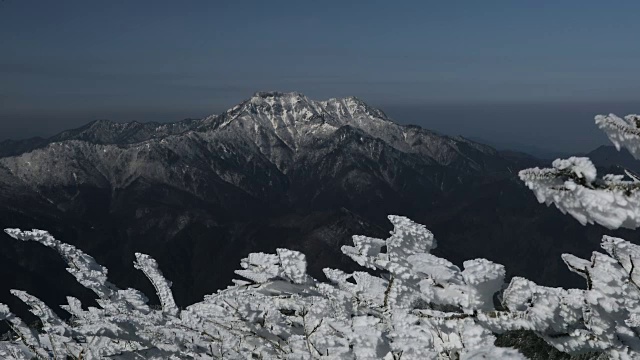 白雪覆盖的石冢山的长镜头。视频素材