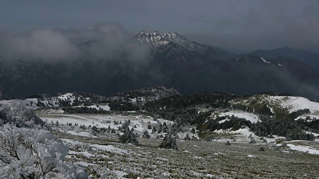 白雪覆盖的石冢山的长镜头。视频素材