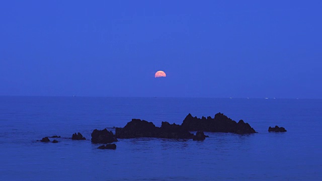 月亮在Trengandin海滩，Noja, Marismas de Santoña, Noja y Joyel自然公园，Cantabrian海，Cantabria，西班牙，欧洲视频素材