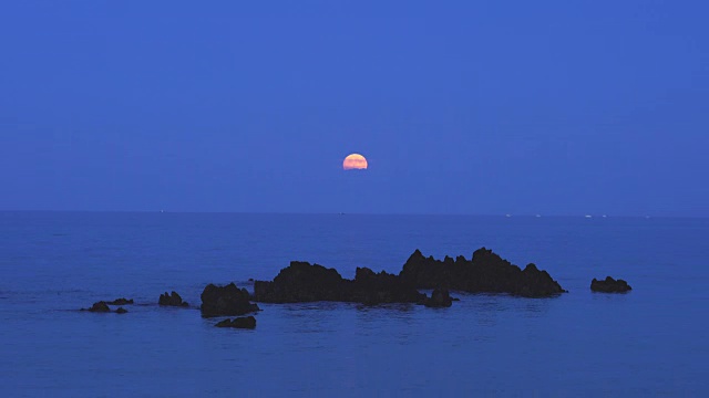 月亮在Trengandin海滩，Noja, Marismas de Santoña, Noja y Joyel自然公园，Cantabrian海，Cantabria，西班牙，欧洲视频素材