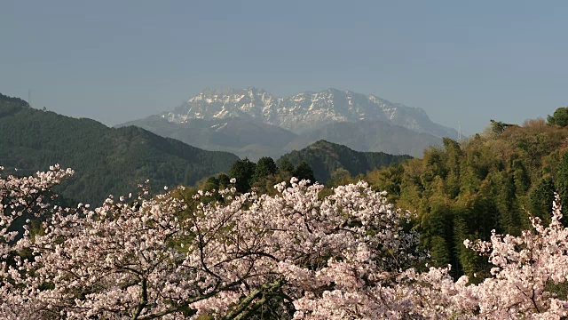 白雪覆盖的石冢山的长镜头。视频素材