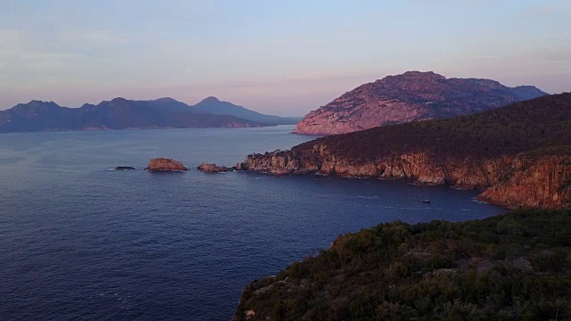 日出时的海湾和海岸线视频素材