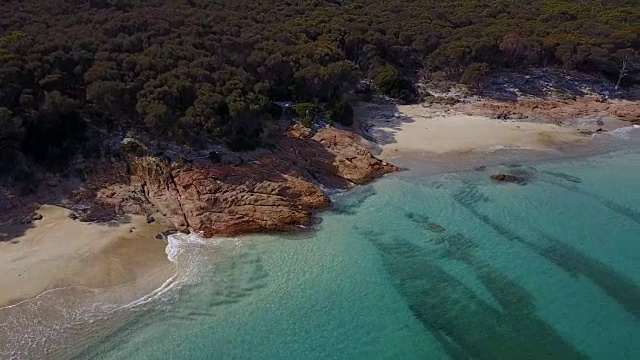 白色的沙滩和绿松石般的海水视频素材