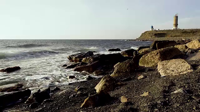 海浪击碎石头视频素材