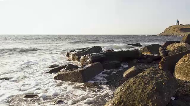 海浪冲击着巨石视频素材