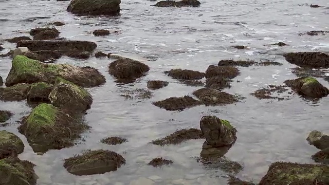 摄像机沿着海岩移动视频素材