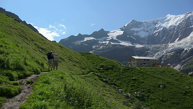 Berghaus Baregg和Fiescherhorn, Grindelwald, berese Alps，瑞士，欧洲视频素材