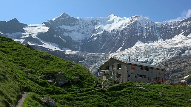 Berghaus Baregg和Fiescherhorn, Grindelwald, berese Alps，瑞士，欧洲视频素材