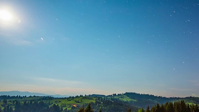 8K月亮和星星在山上的时间流逝视频素材